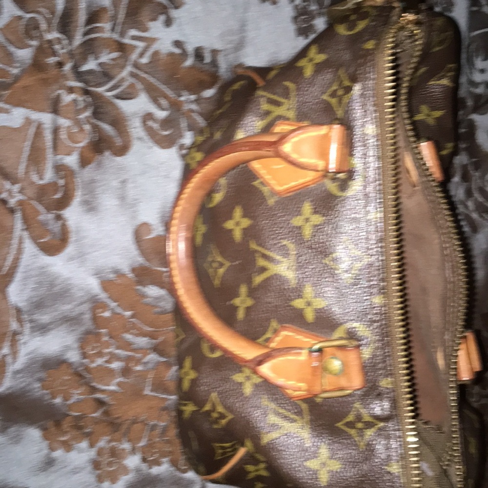 Small Louis Vuitton hand bag in good condition